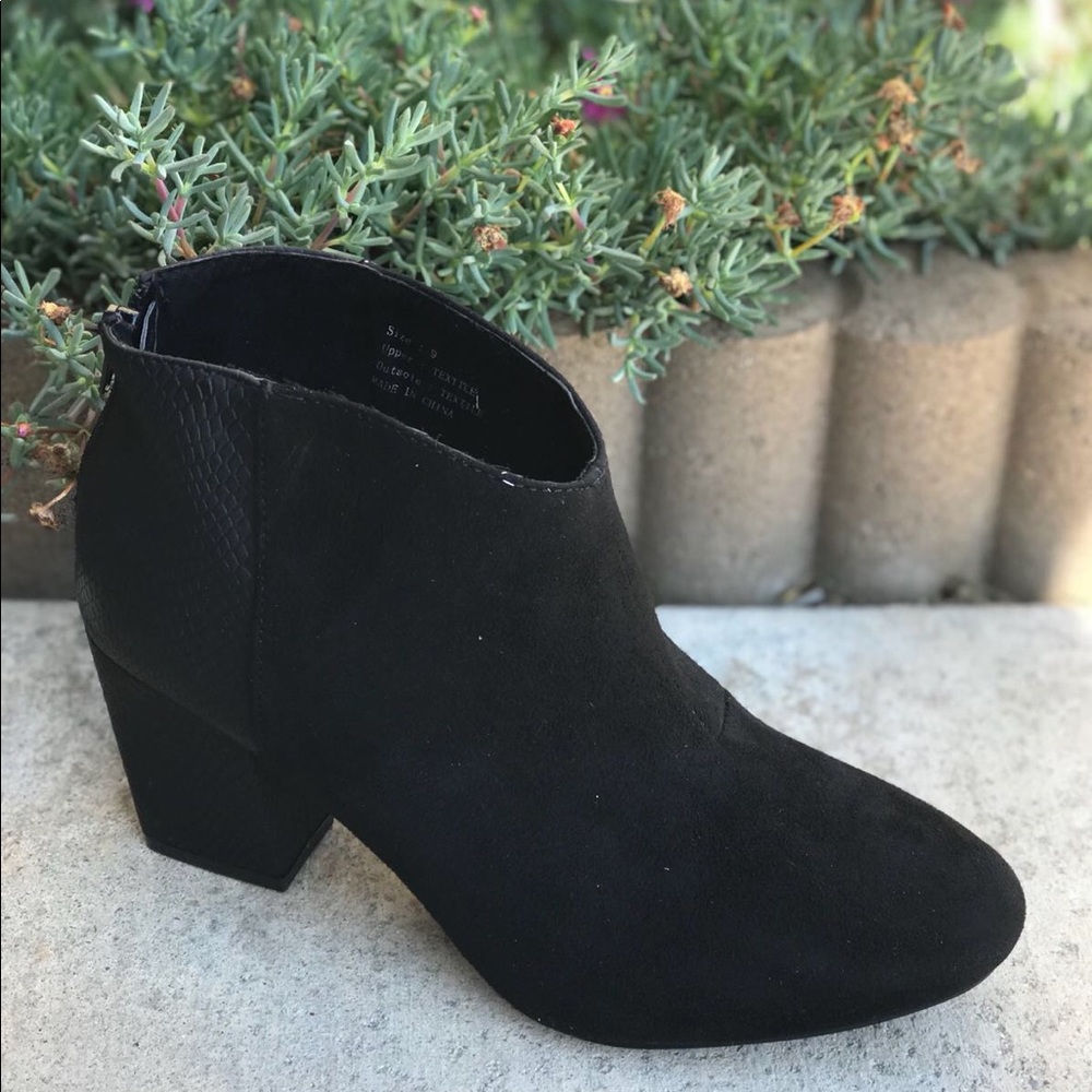 Ladies chunky heels booties back snake skin black